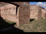 04319 ostia - regio i - insula viii - botteghe (i,viii,9) - raeume auf der suedseite - bli ri nordosten - 09-2022.jpg